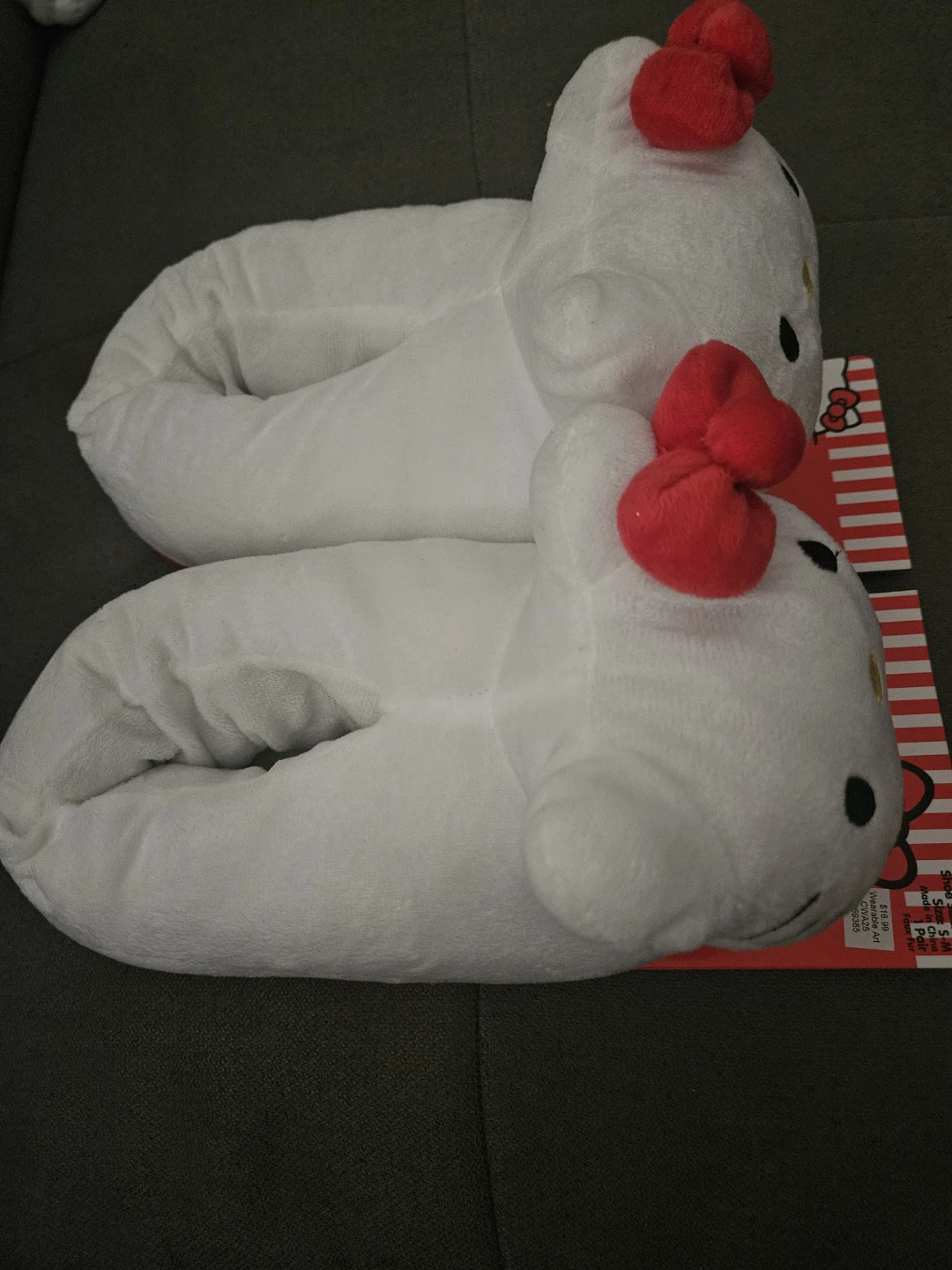 Hello Kitty Slippers Size 7-8 (New) - photo 2