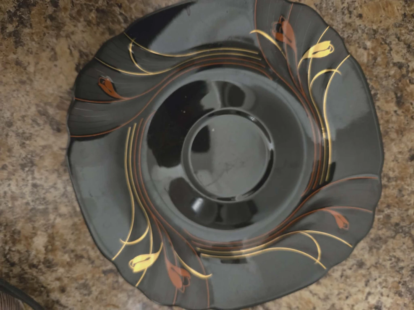 Black Decorative Plate with Floral Design 🥕