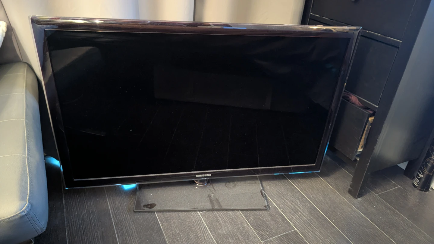 40" Samsung TV w/Remote