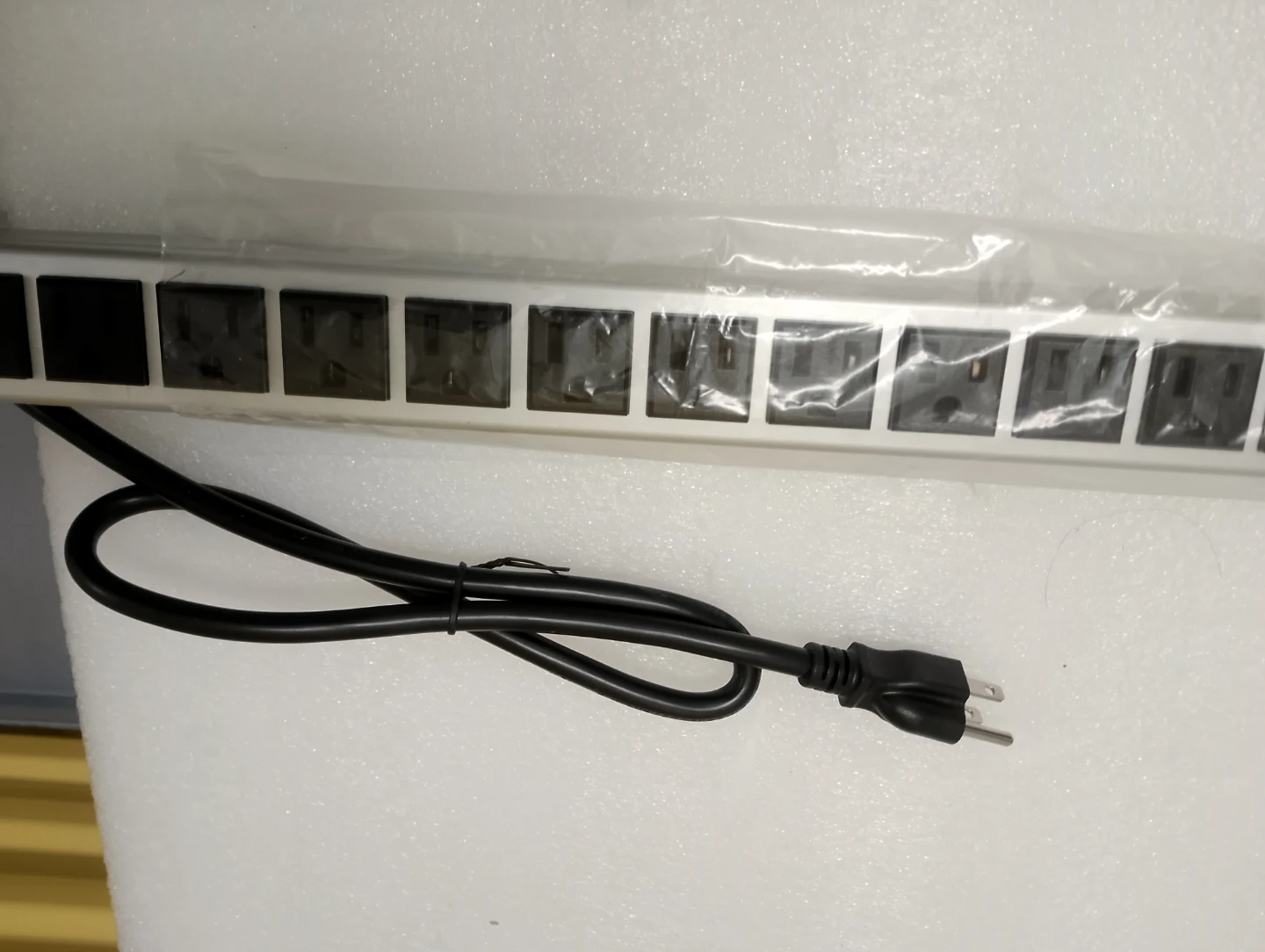 BNIB!!! 24 Outlet strip UL certified Relocatable Power Tap - photo 2