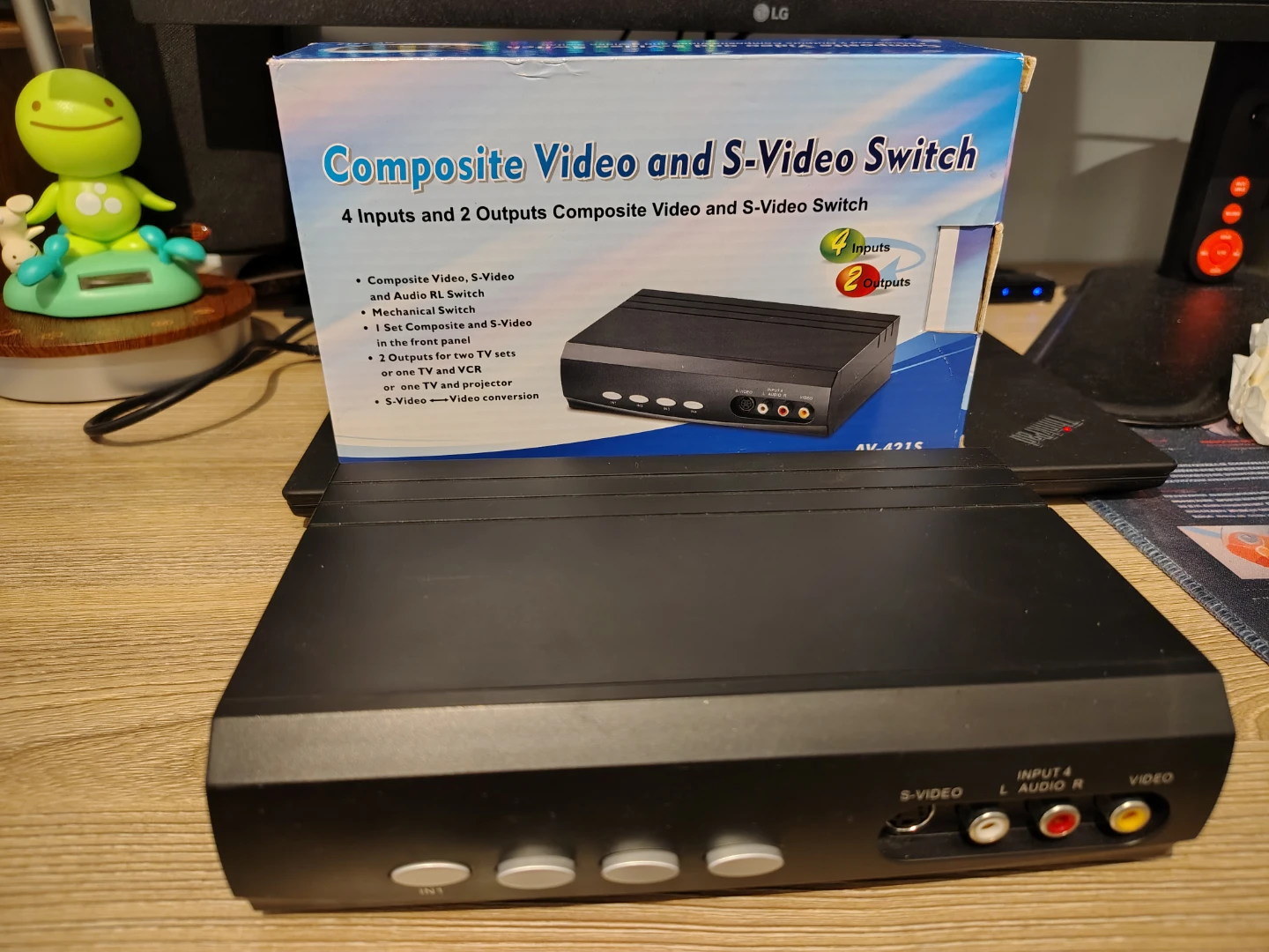 Cables To Go 4x2 S-Video + Composite + Audio Switch AV-421S