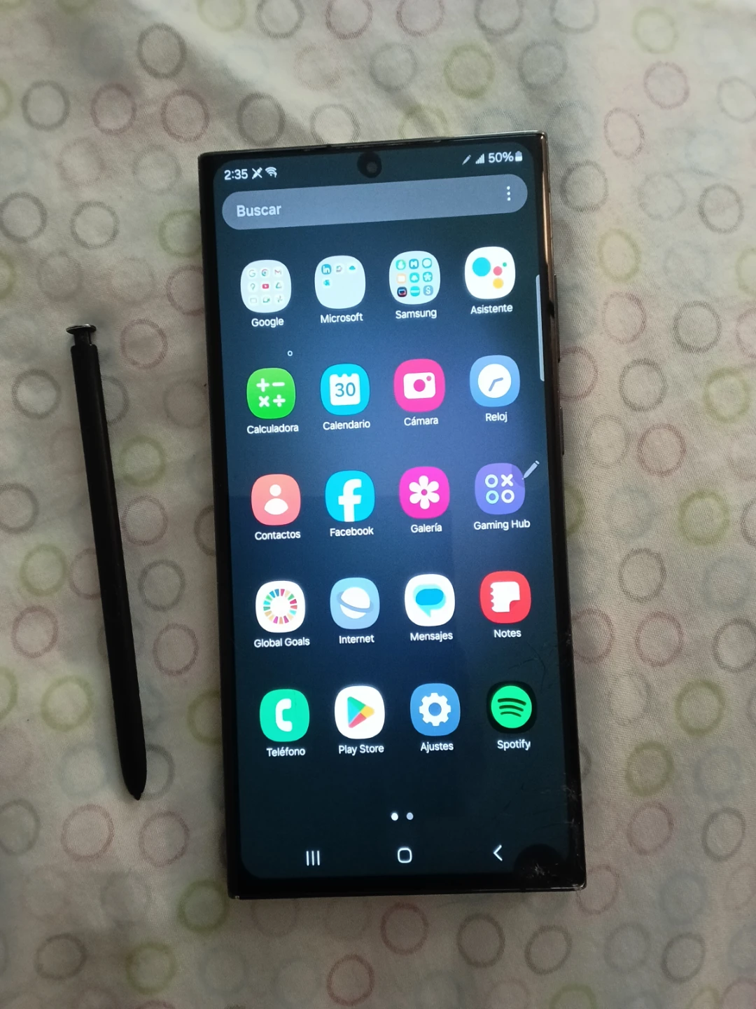 Samsung phone with cracked screen - photo 2