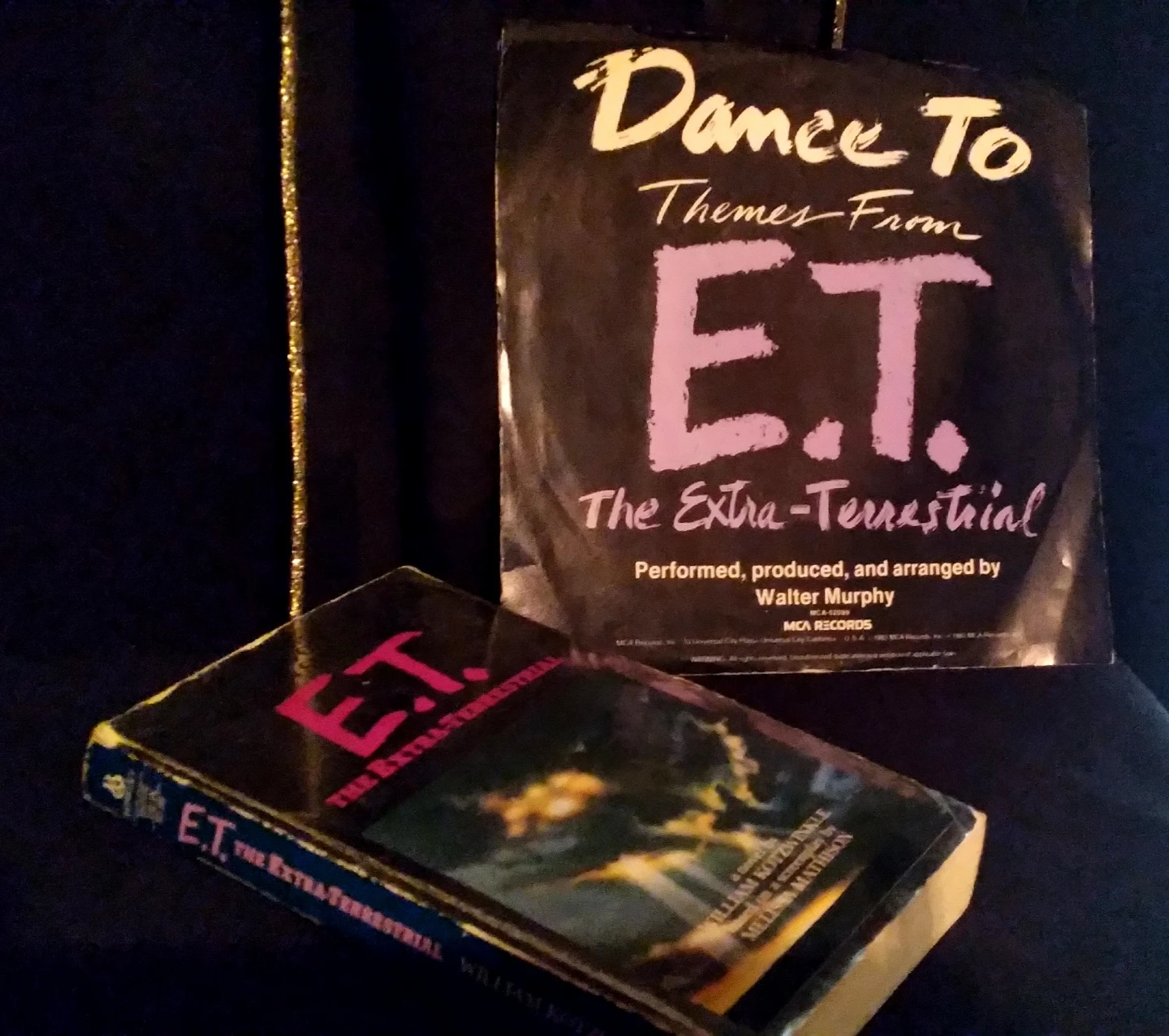 'E.T. THE EXTRA-TERRESTRIAL' COLLECTIBLES BUNDLE