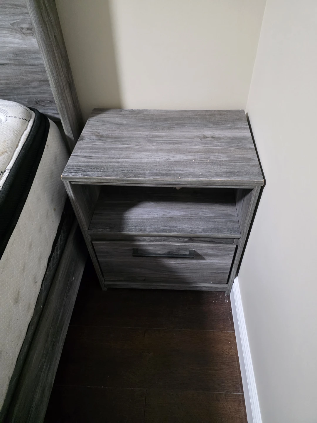 Queen Bedroom Set: Bed, Dresser, Nightstand - Grey Wood Grain - photo 4