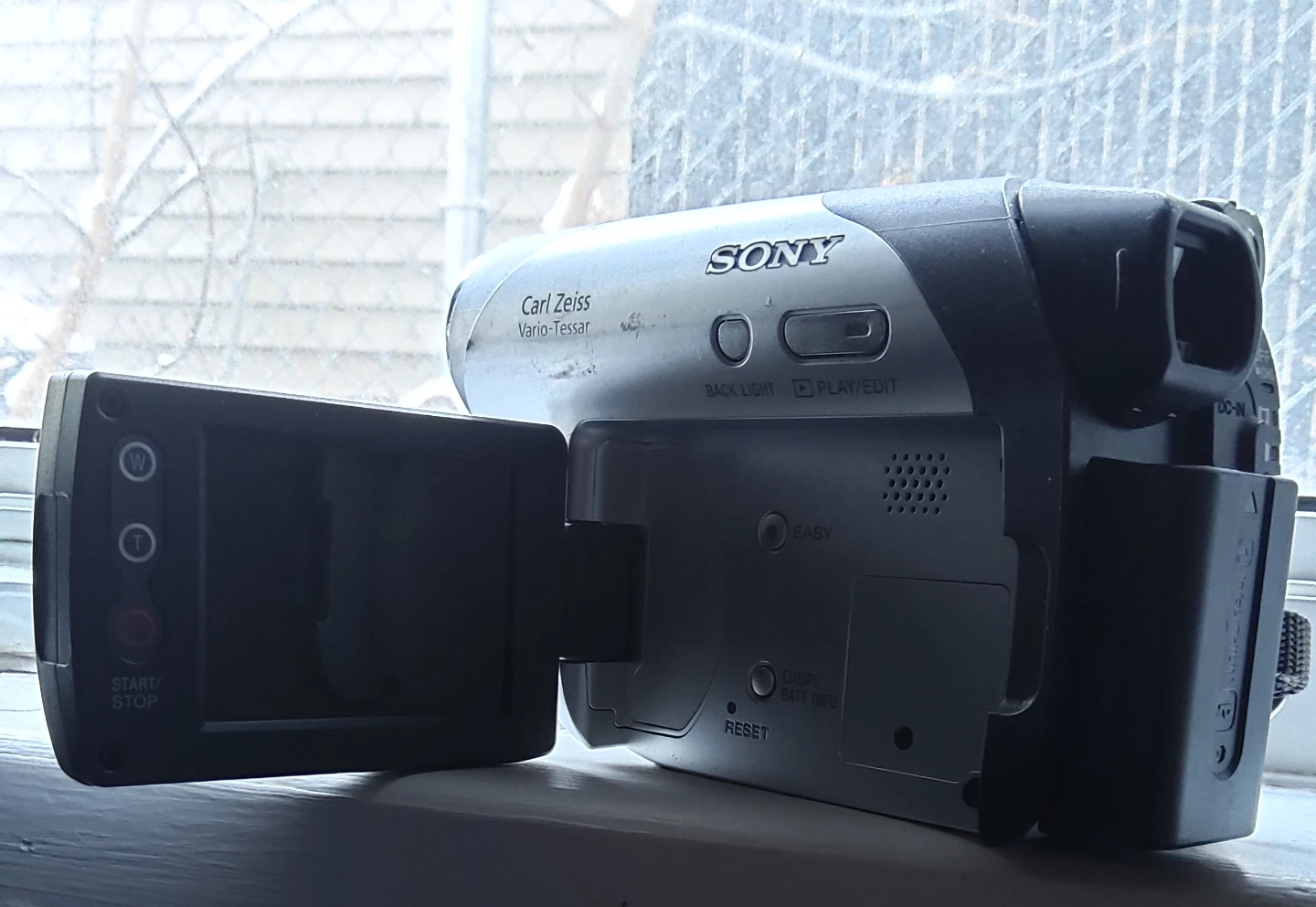 Sony Handycam DCR-DVD105 Camcorder - photo 2