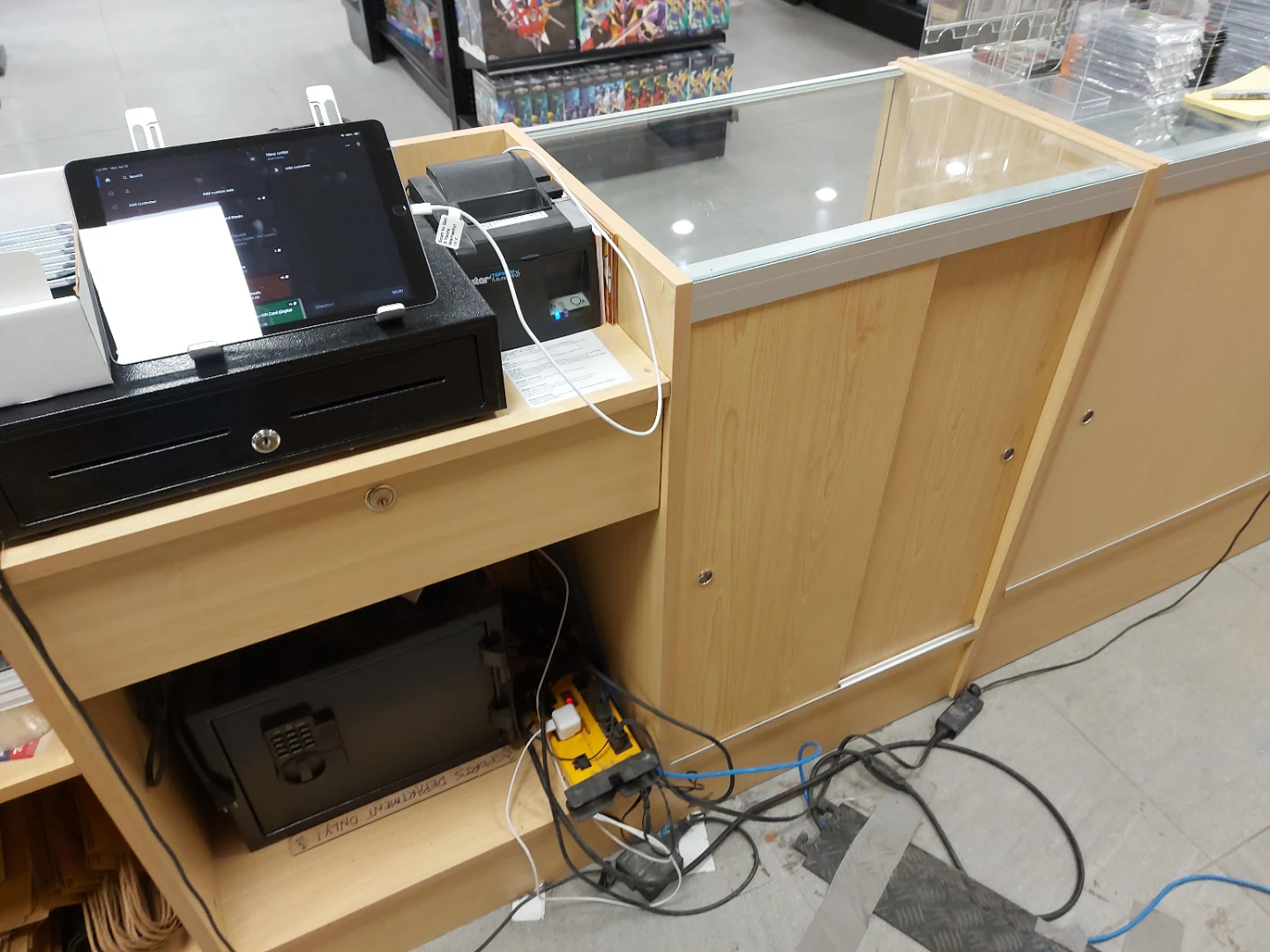 🥕 FREE NEED GONE  - Retail Display Counter with Glass Shelves - photo 3