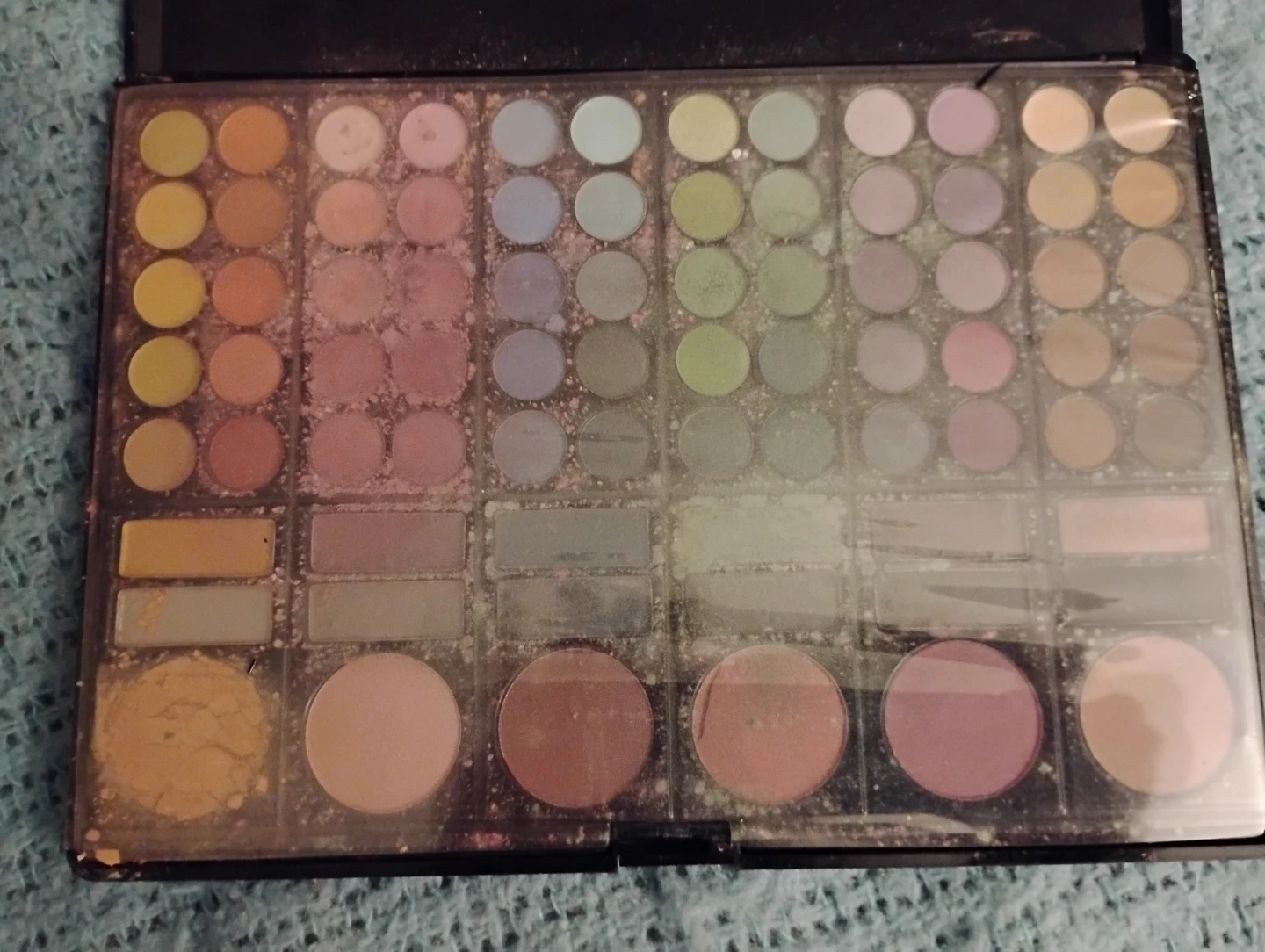 LA FLEUR EYESHADOW PALLETTE, 78 COLOURS - photo 2