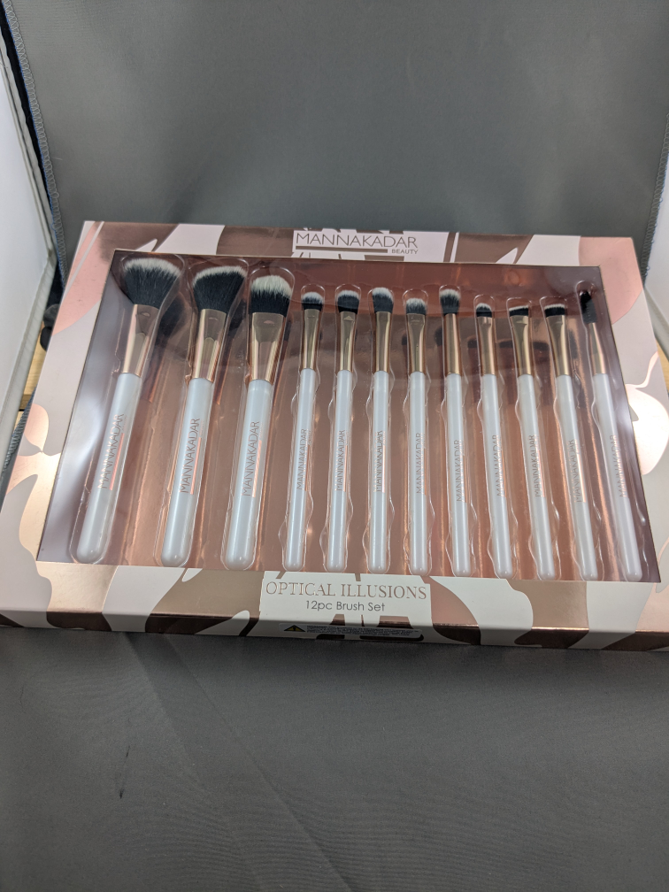 Mannakadar brush set.
