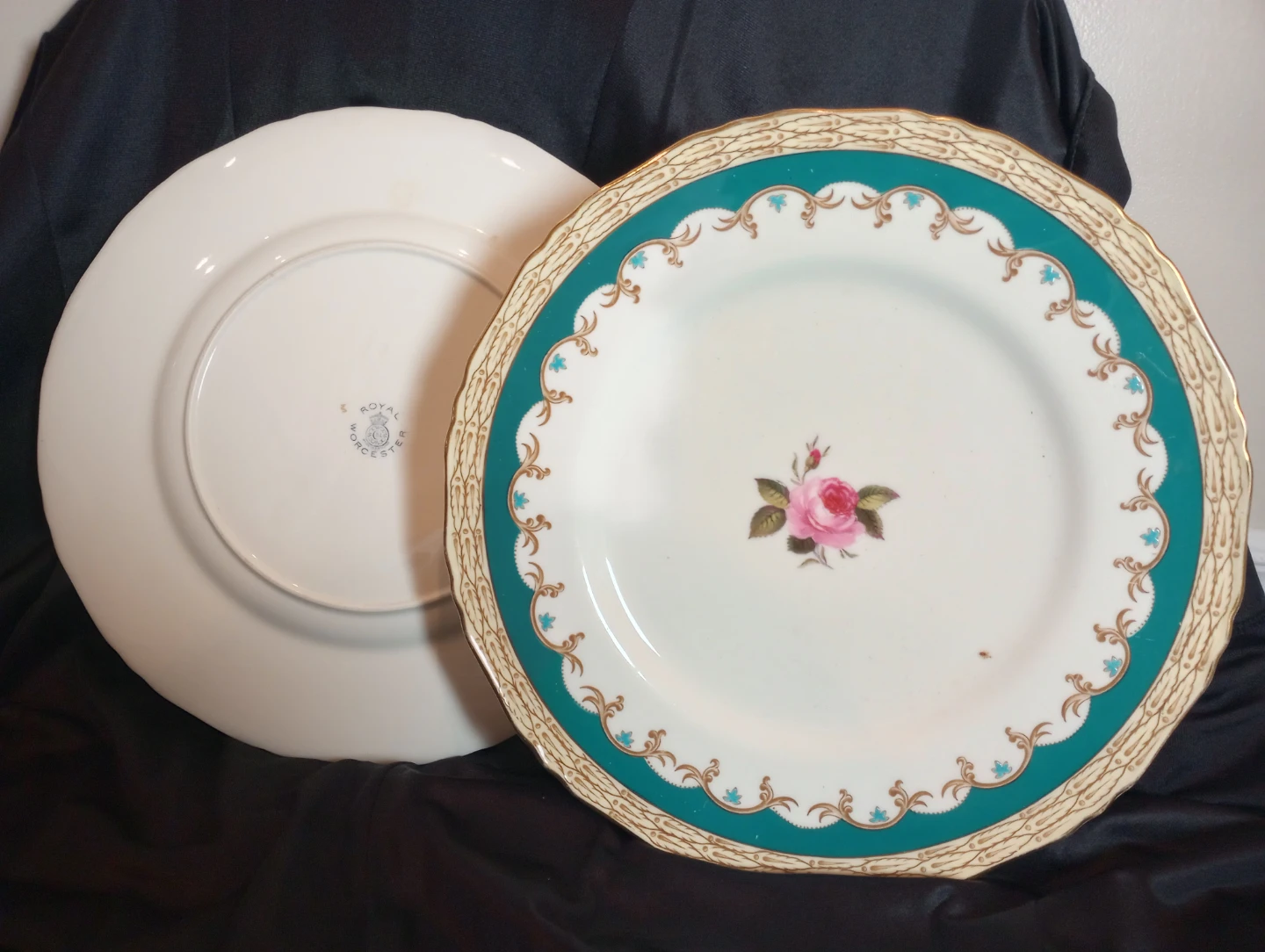 2 decorative plates 🥕