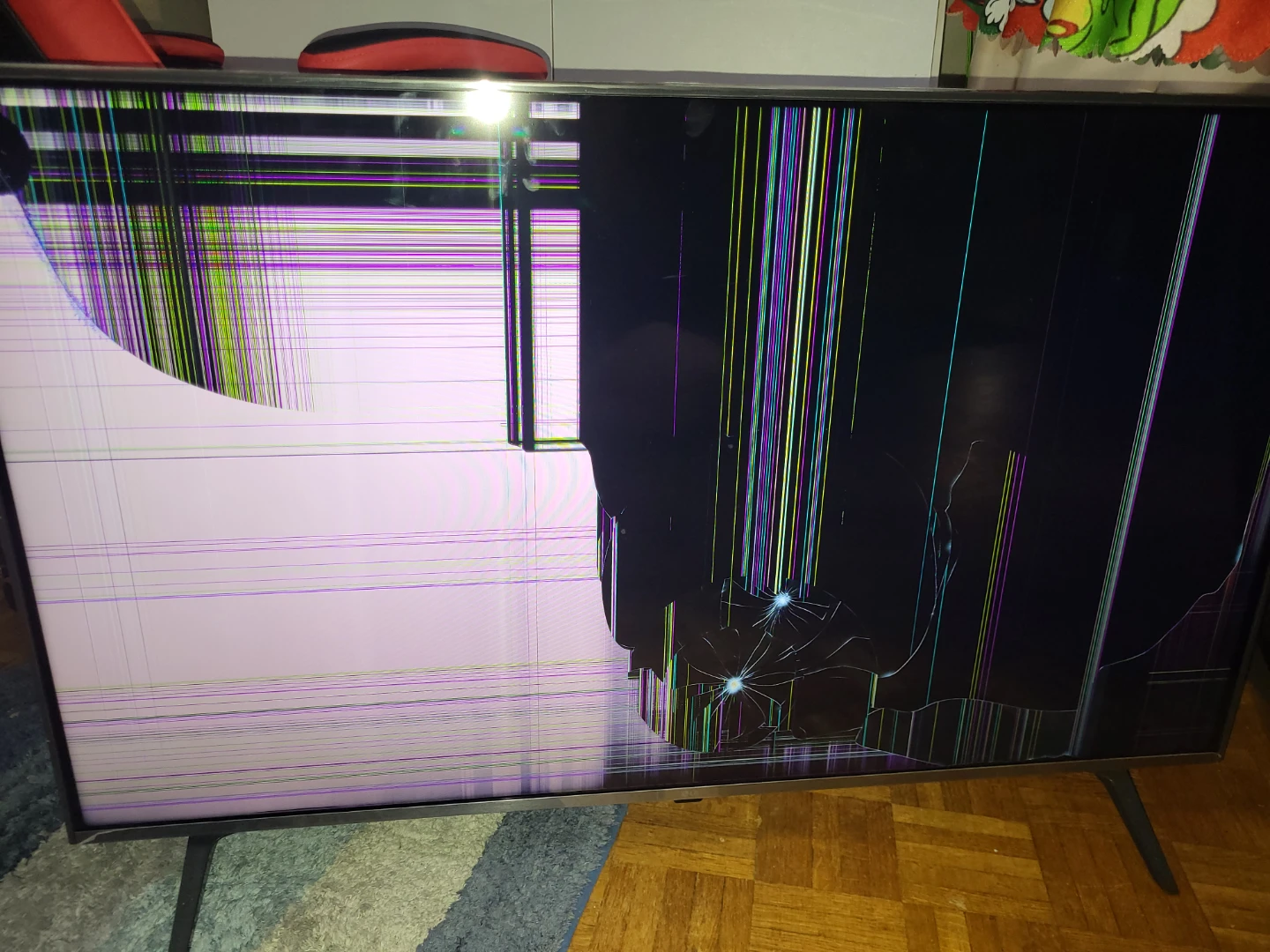 LG 43" 43UQ7070ZUD Cracked Screen Smart TV - photo 3