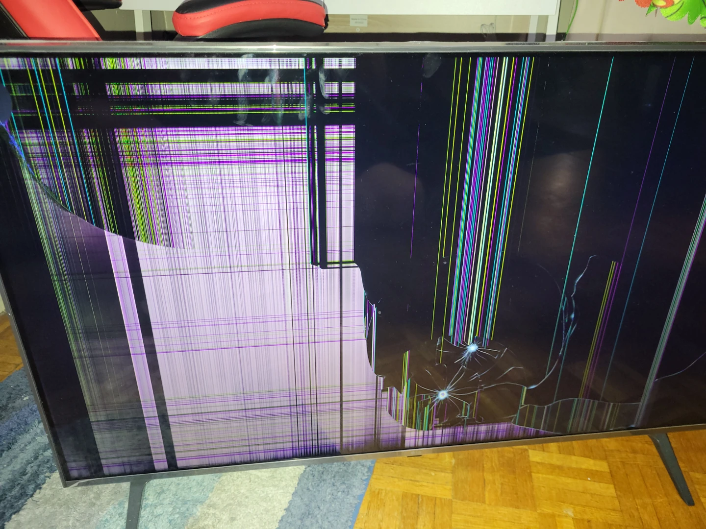 LG 43" 43UQ7070ZUD Cracked Screen Smart TV - photo 5