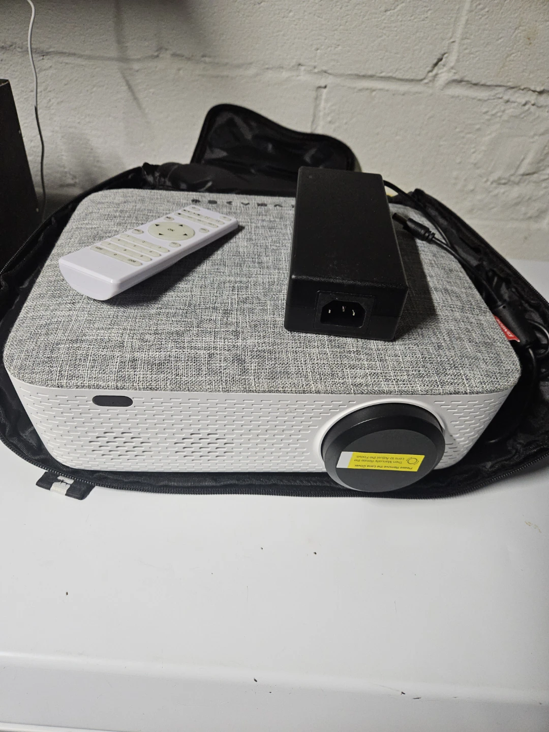 Fangor Projector with Remote & Charger