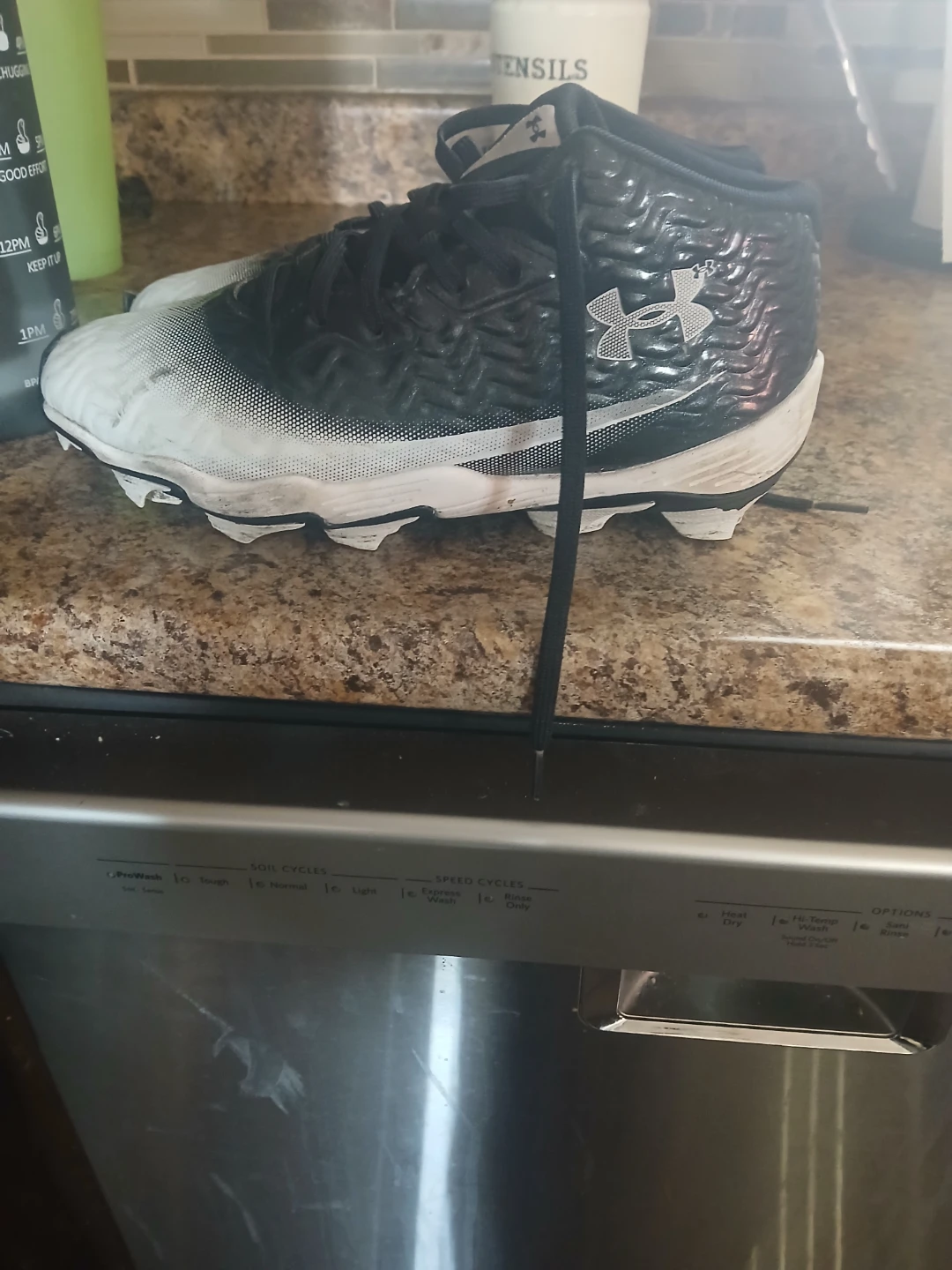 Under Armour Youth Baseball Cleats - Size 6Y