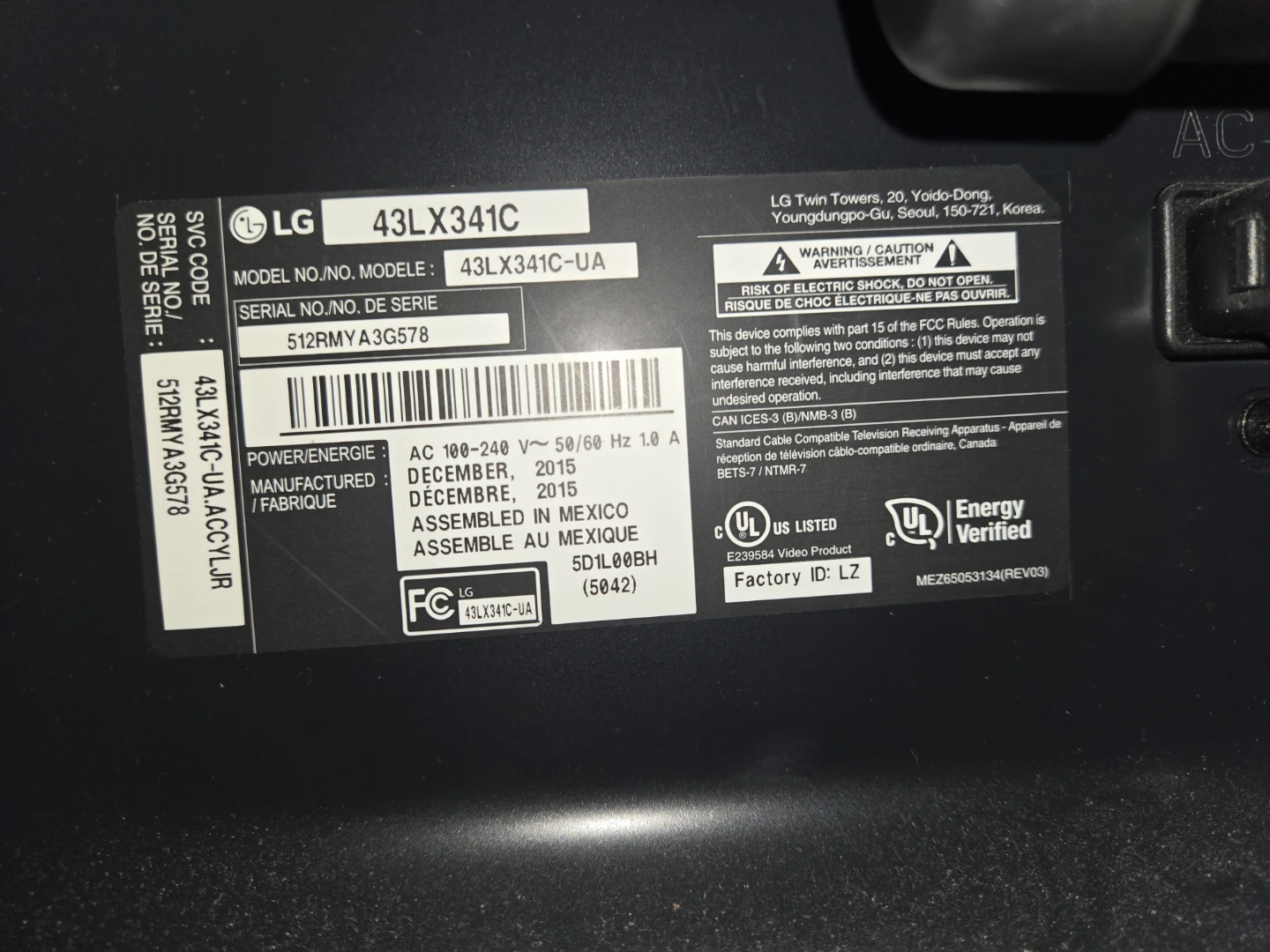 Best deal- LG 43" TV with remote, hdmi cable and stand - photo 2
