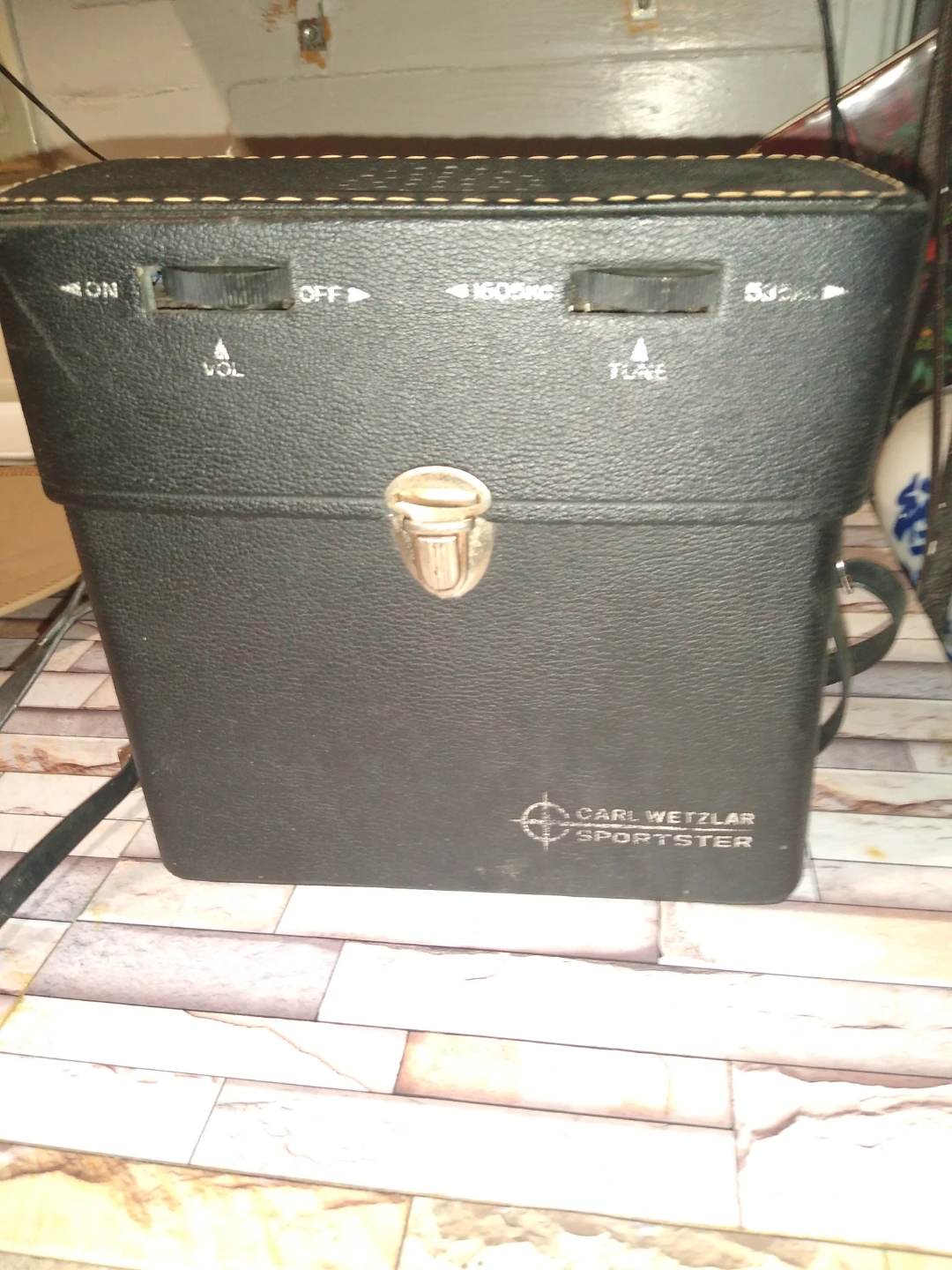 Antique leather binocular case with amfm radio in it - photo 2