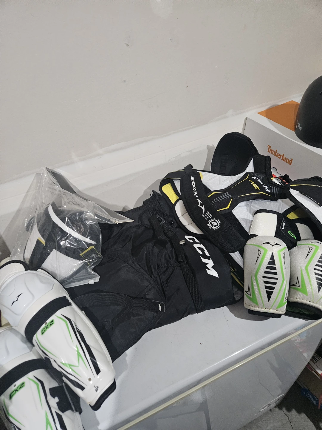 Reebok & CCM Hockey Gear Set - chest guard, Pads, Pants