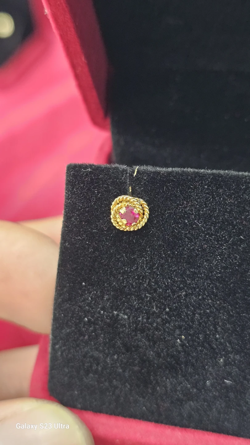 Gold 10k Stud  with zafiro Red Gemstone