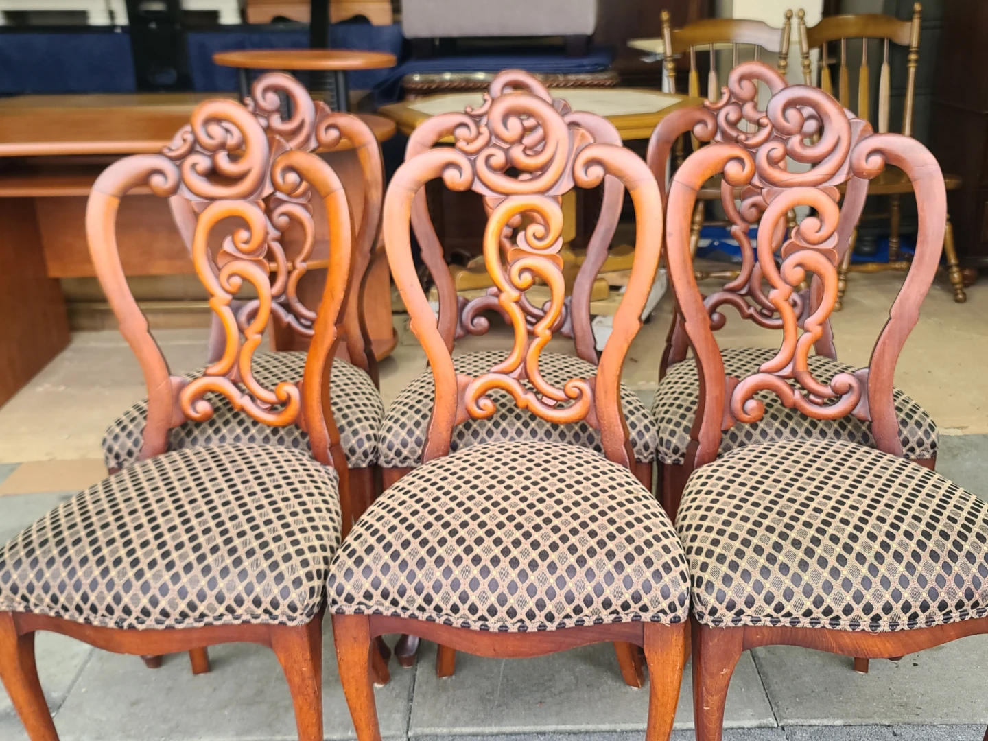 Antique Dining Table with 6 Ornate Chairs - photo 4