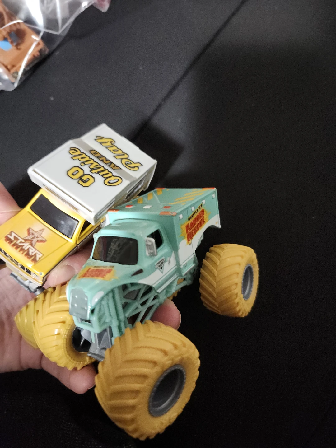 $5 for both toy cars - photo 3