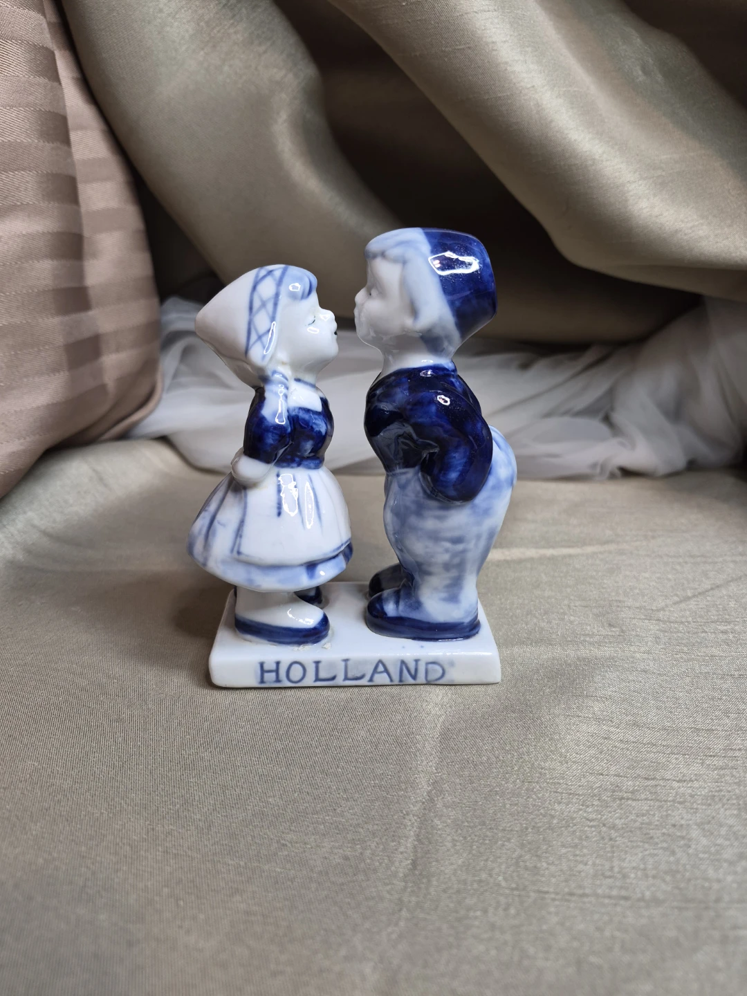 So Cute 5" Holland Blue Delft Porcelain Kissing Kids Figurine - photo 2