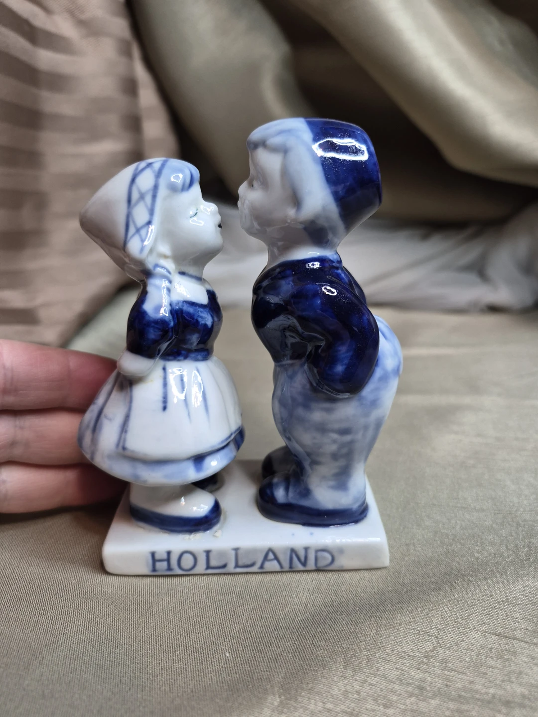 So Cute 5" Holland Blue Delft Porcelain Kissing Kids Figurine - photo 3