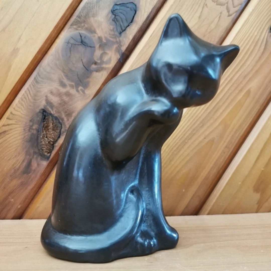 Vintage Cat Sculpture Grooming Pose - photo 5