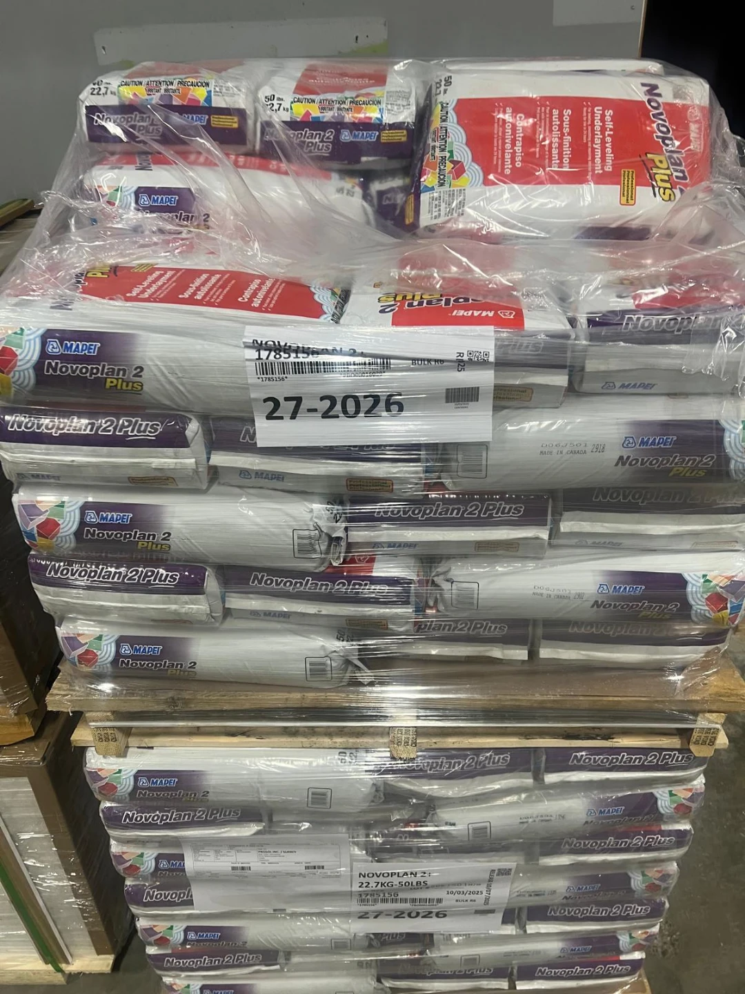 Self leveling bags for floors and floor leveling