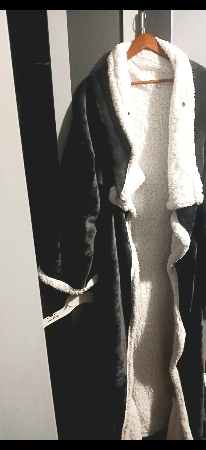 Cozy Gray Sherpa wearable warm Blanket NWOT - photo 2
