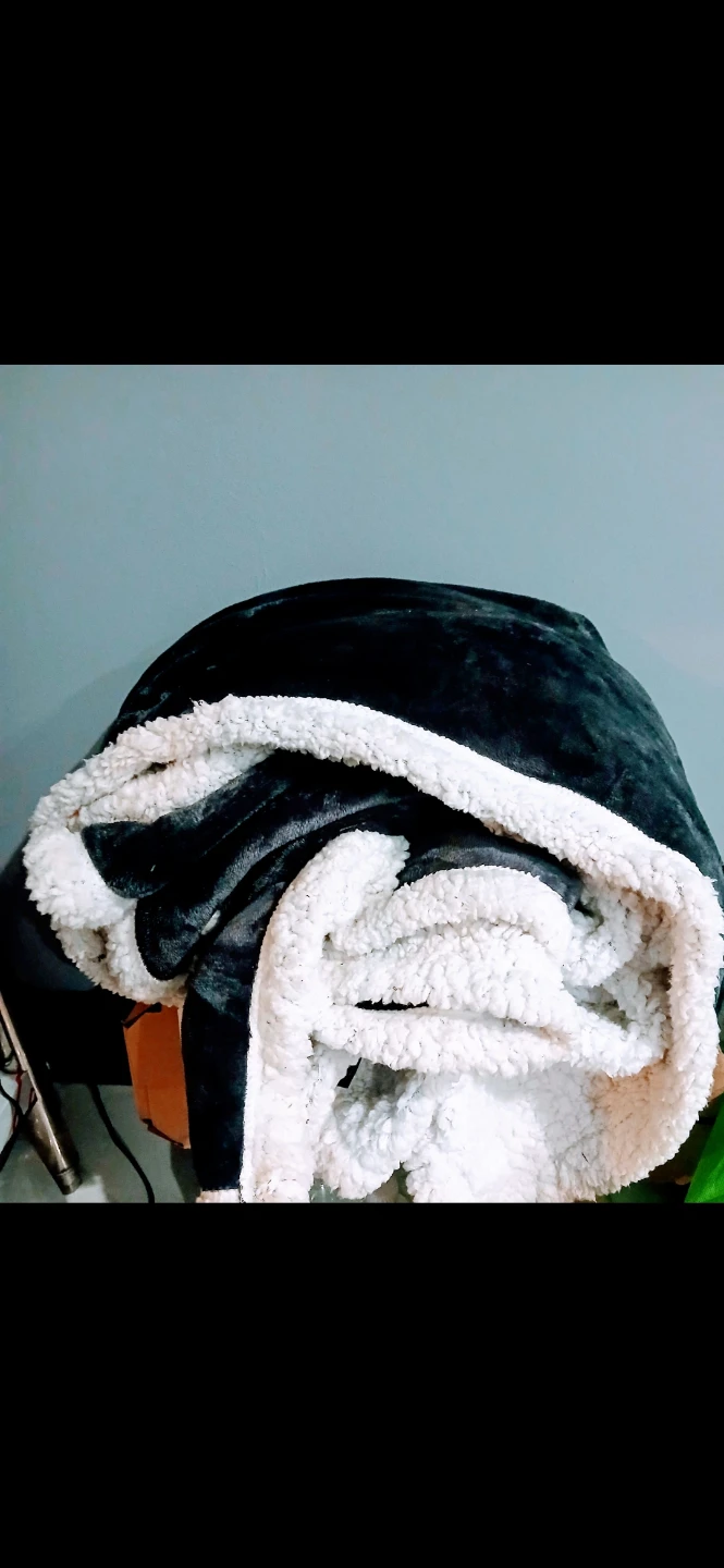 Cozy Gray Sherpa wearable warm Blanket NWOT - photo 3