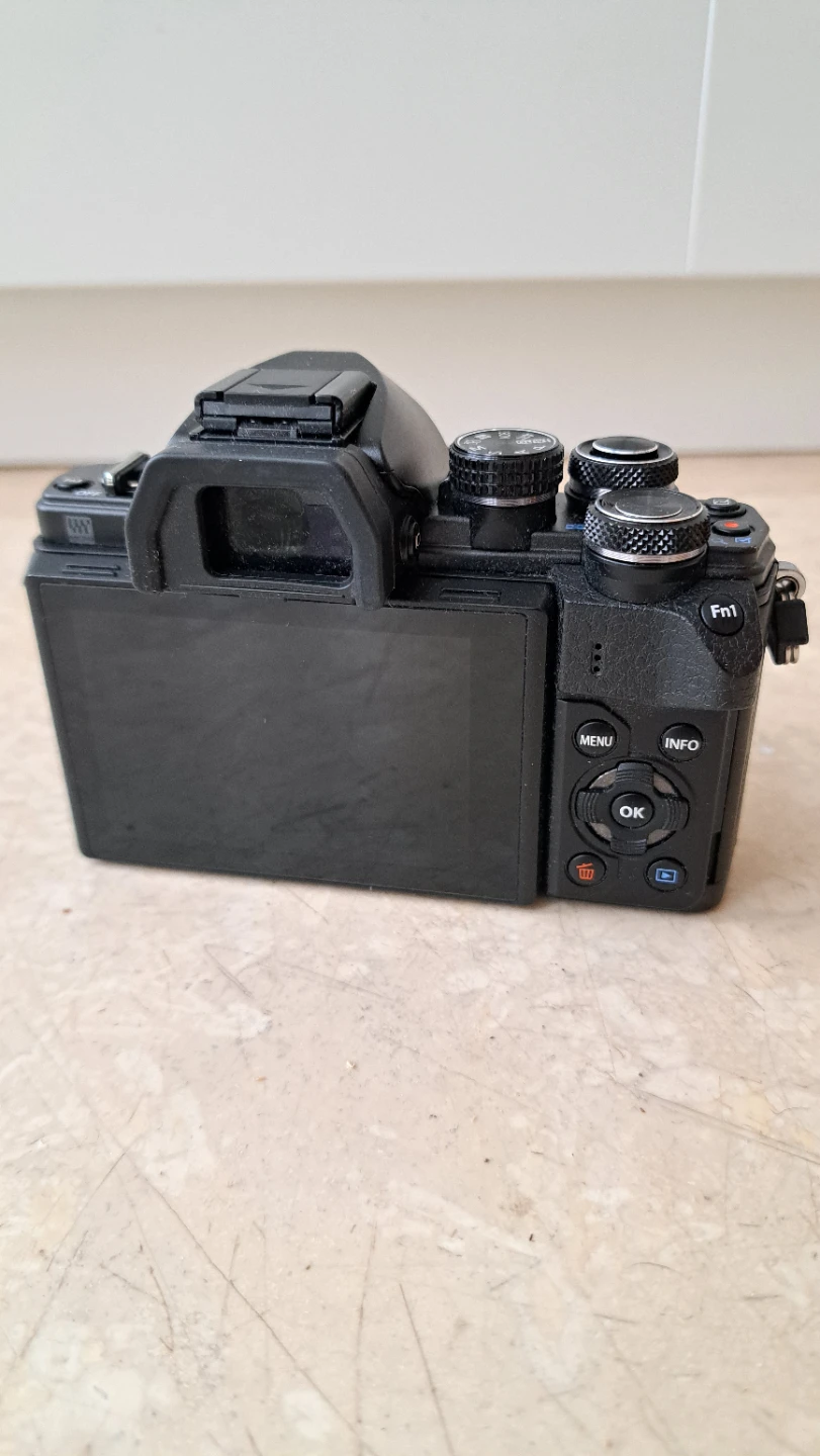 Olympus OM-D E-M10 Mark II Mirrorless Camera with 14-42mm lens 🥕 - photo 3