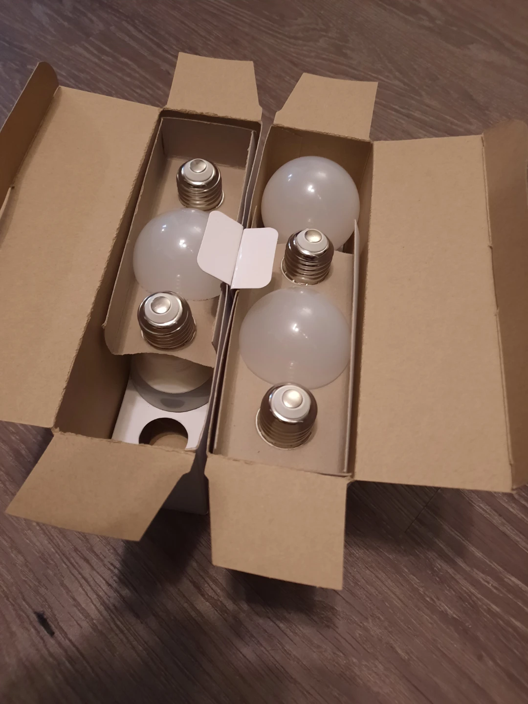 8 LED bulbs - New in Box