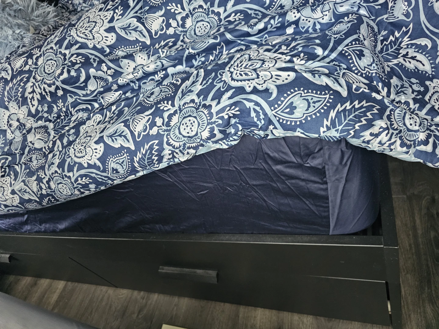 Queen size bed with memory foam mattress - photo 4