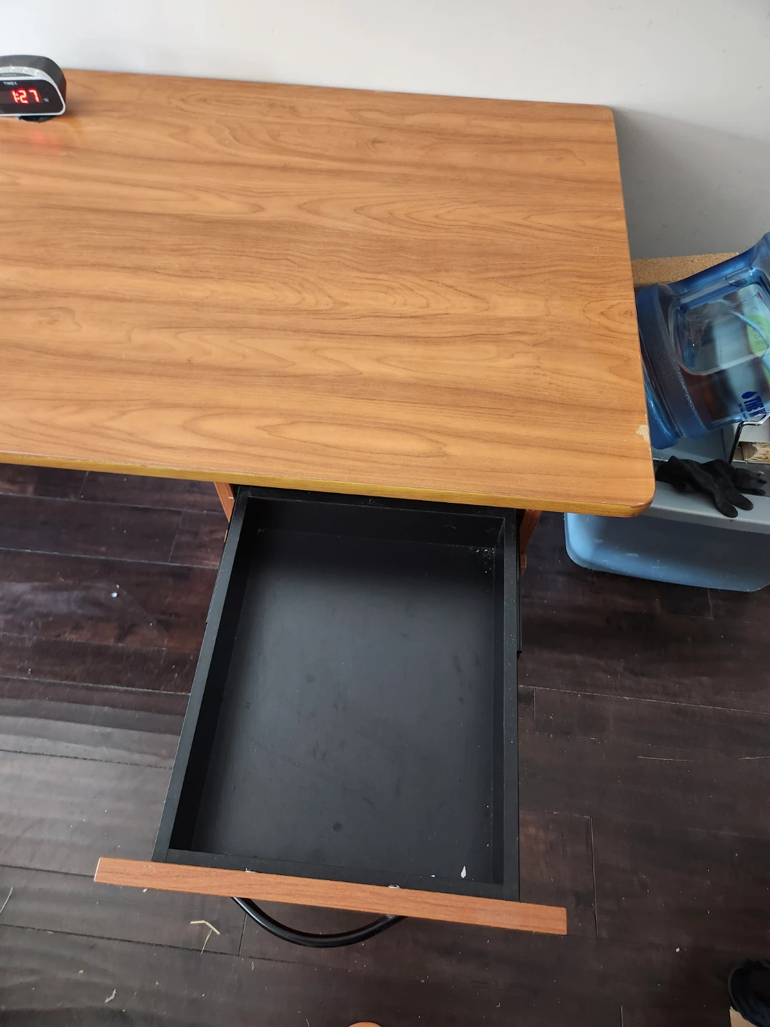 Desk/table 6 feet×2 feet 7 inches - photo 2