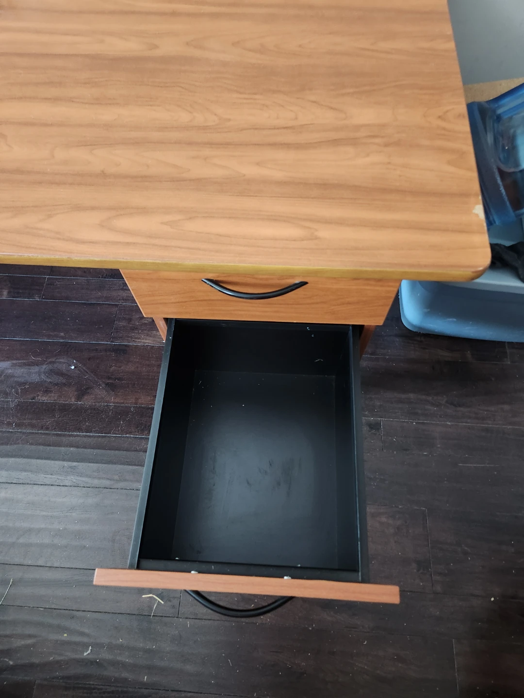 Desk/table 6 feet×2 feet 7 inches - photo 3