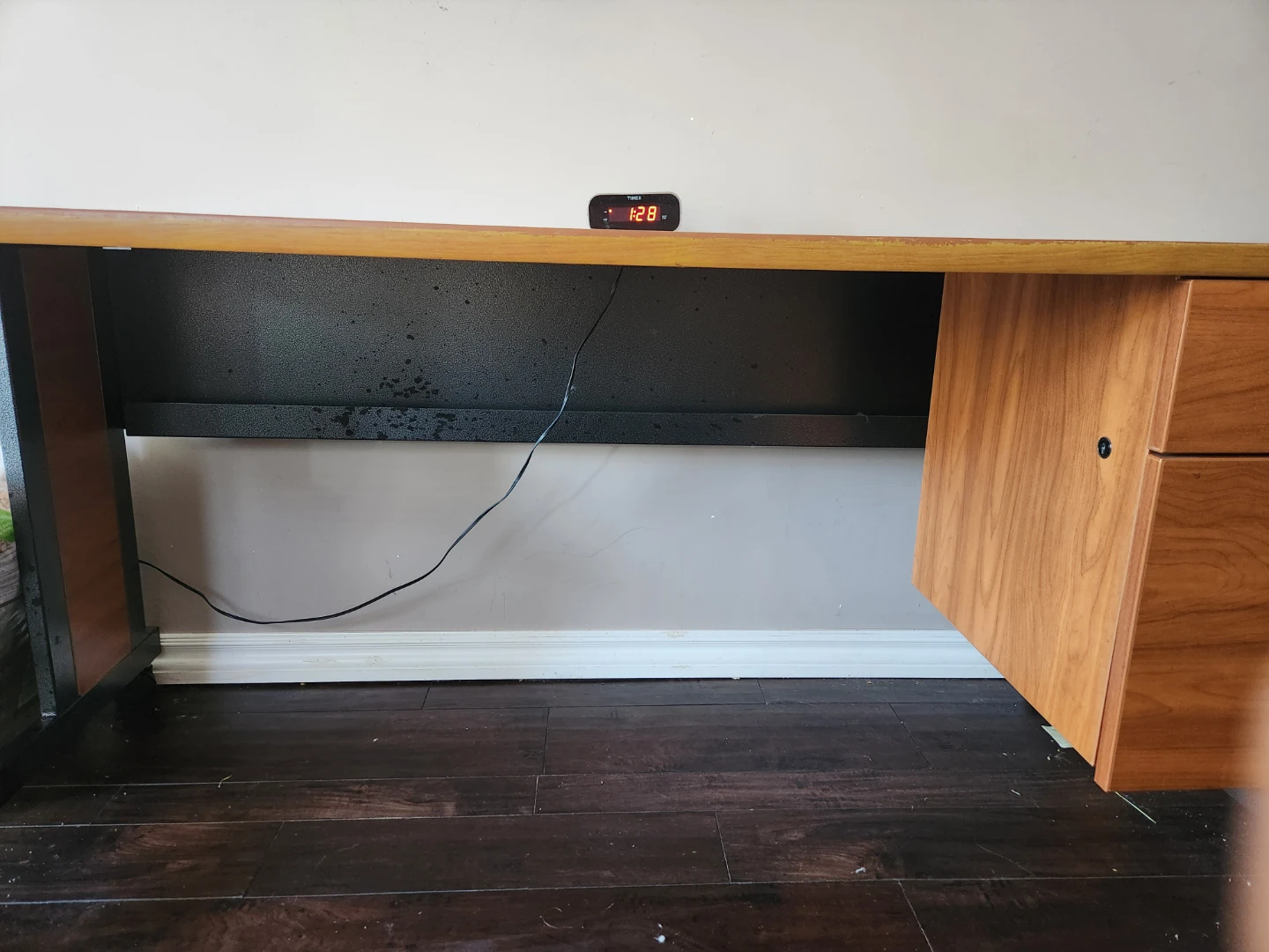 Desk/table 6 feet×2 feet 7 inches - photo 4