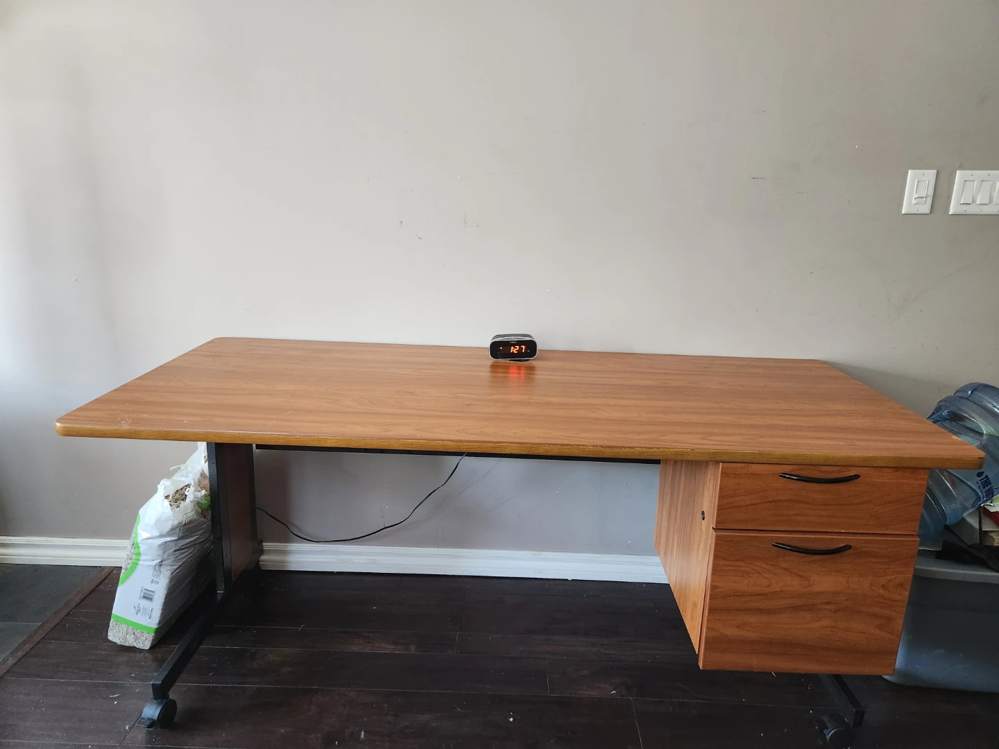 Desk/table 6 feet×2 feet 7 inches
