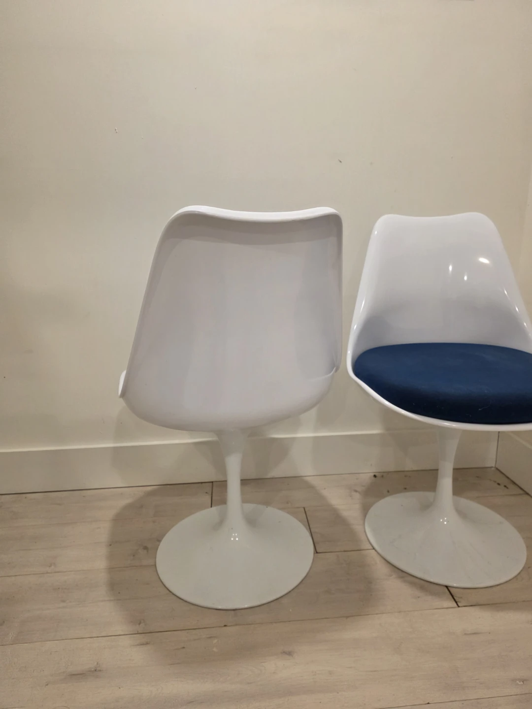 Set of 2 White Tulip Style Chairs with Blue Cushions - photo 3