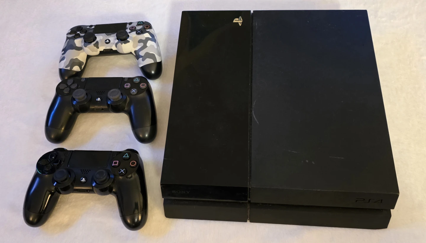 BROKEN PS4 Console with 3 Controllers