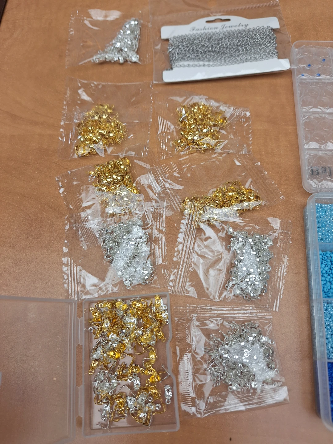 Jewllery Bead Crafting Kit with chains &  metal pieces - photo 3