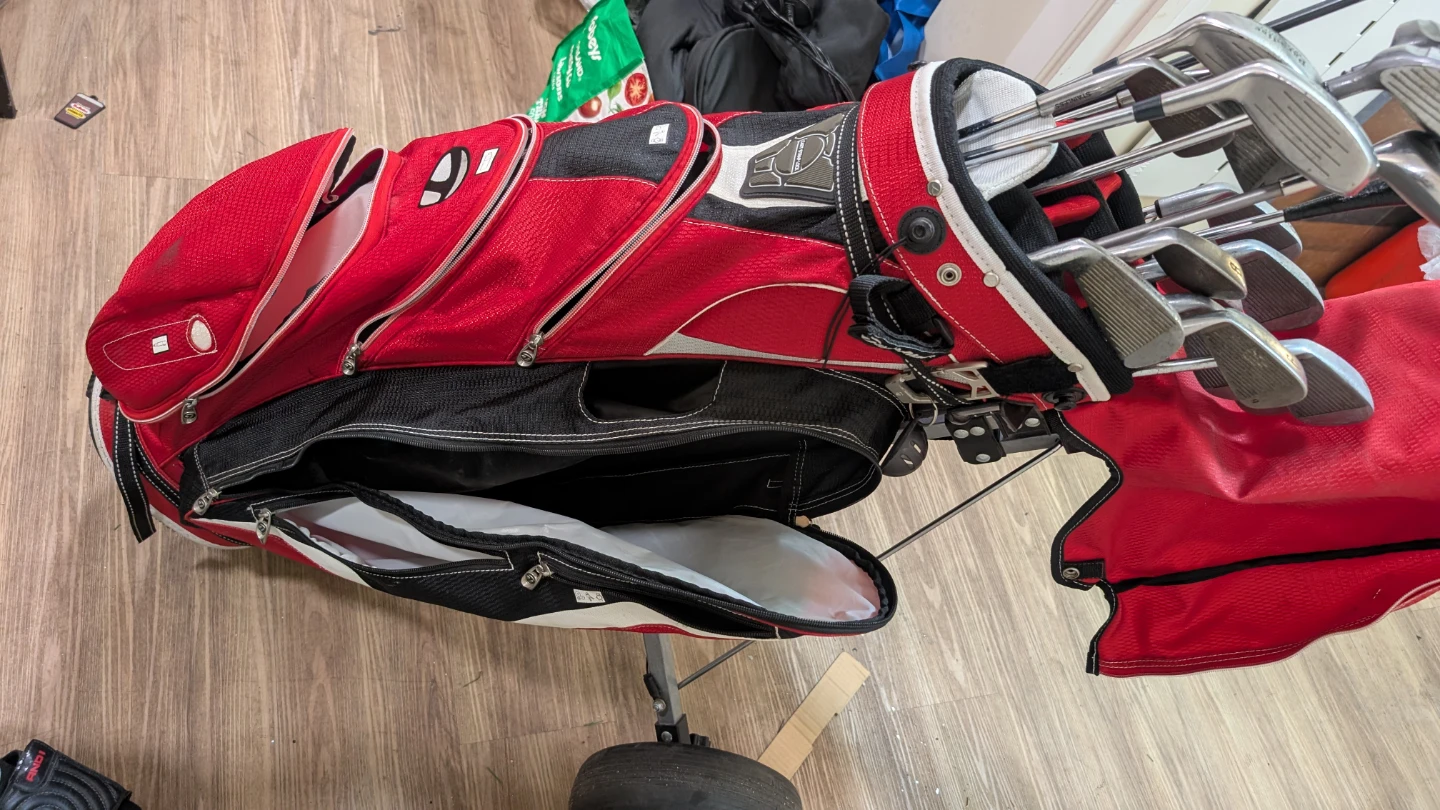Taylormade Golf bag with Clubs