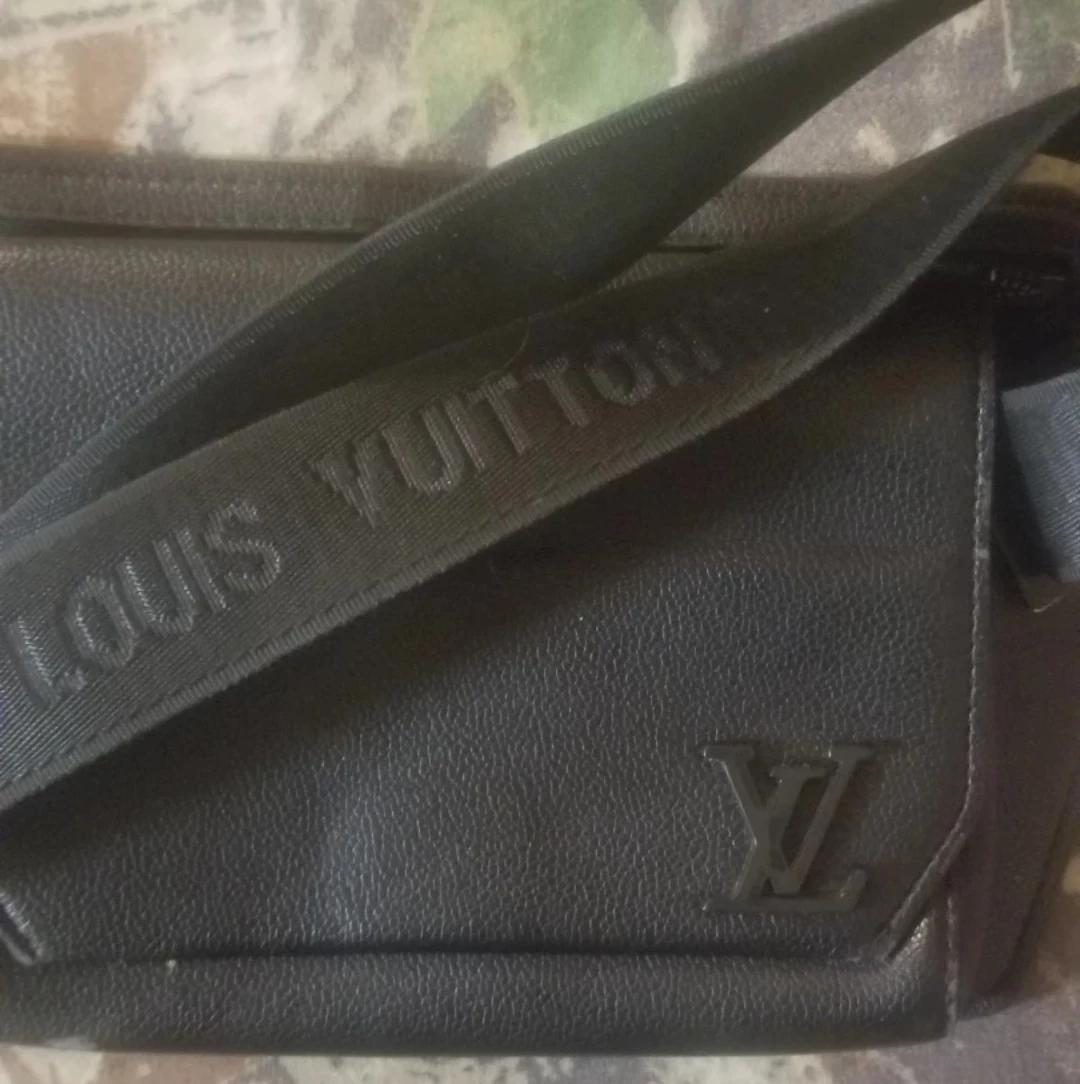 Louis Vuitton Black Crossbody Bag - photo 2