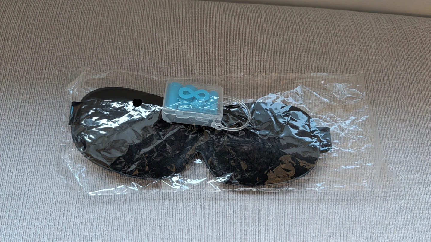 Brand New New Everlasting Comfort Sleep Mask + Earplugs - photo 5