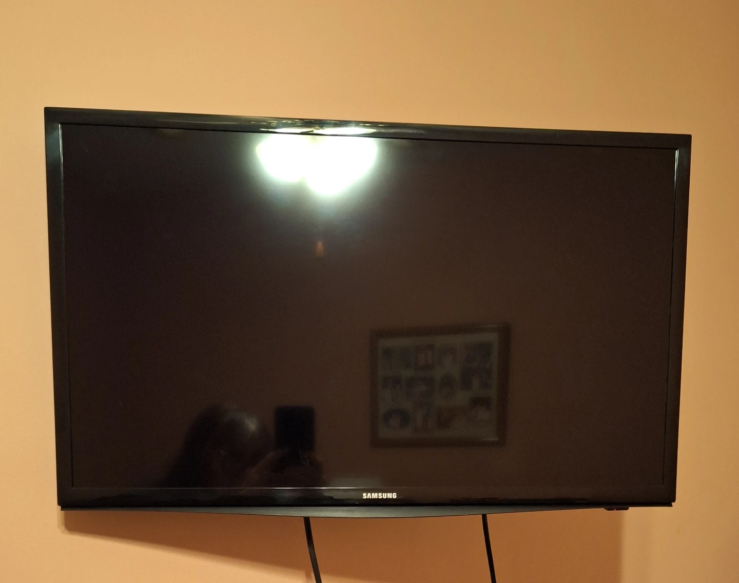 Samsung Series 4 - 32" LED Smart TV with swivel mounting bracket