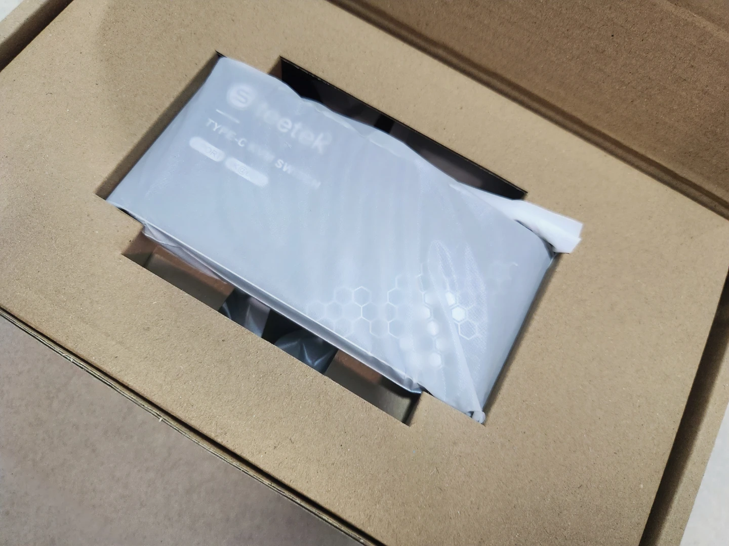 USB-C HDMI KVM Switch - Dual Computer, Single Monitor - photo 2