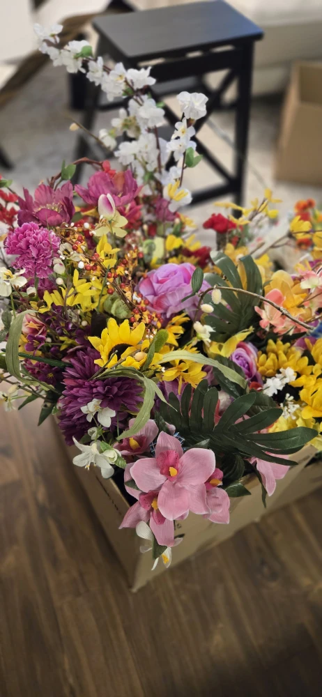 3 boxes of assorted artificial flowers - photo 3