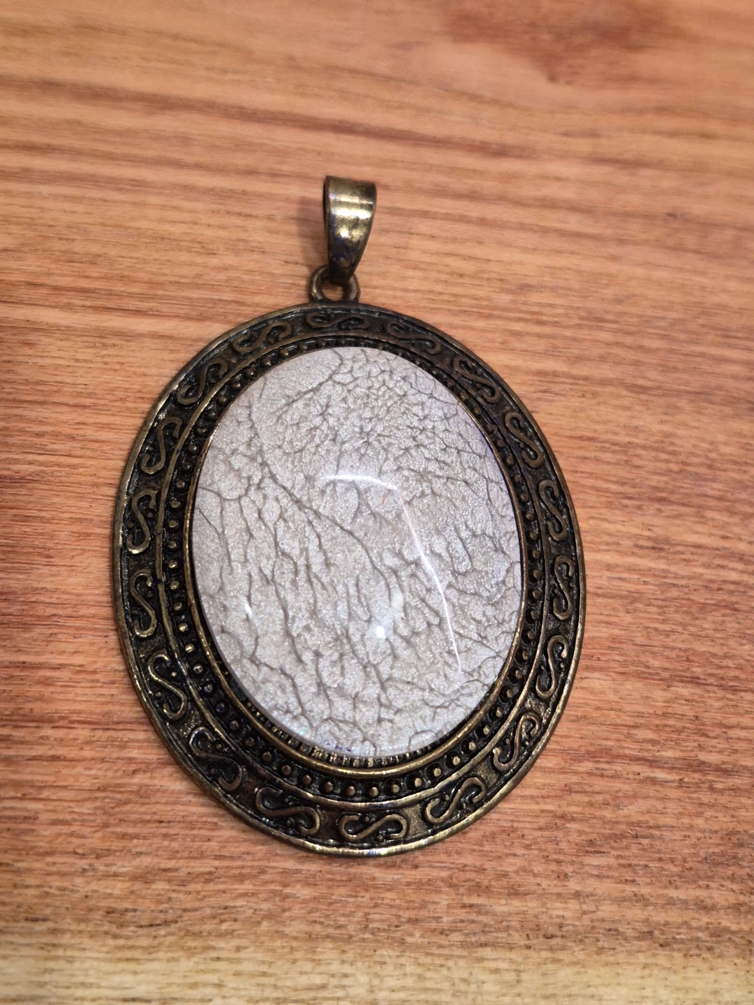 Beautiful 2" Oval Pendant with Crackle-Patterned Stone Set in.. - photo 3