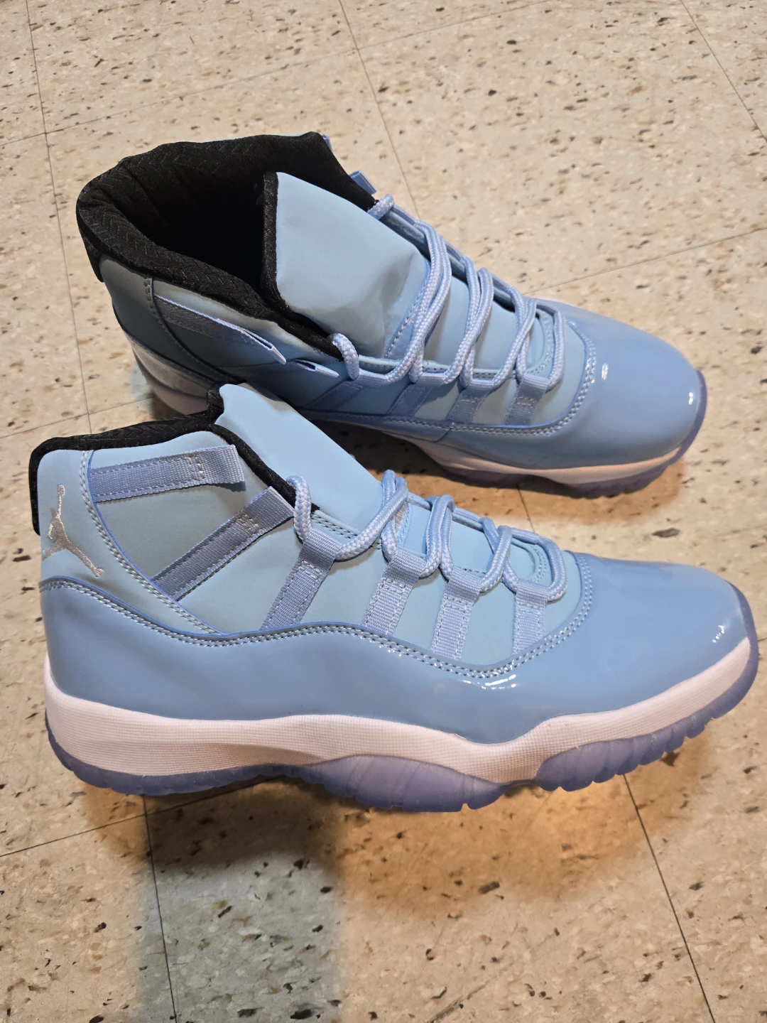 Air Jordan 11 Retro (UNC) - University Blue