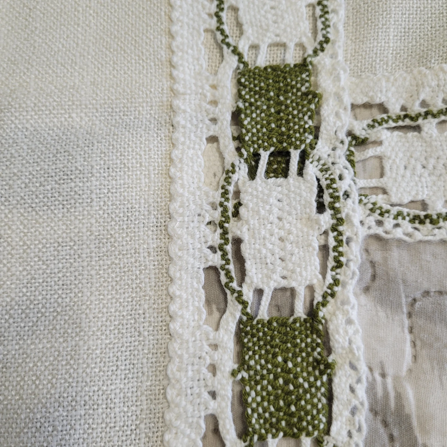 Set of 3 Beautiful Vintage Handmade 15" x 15" Doilies.. - photo 4