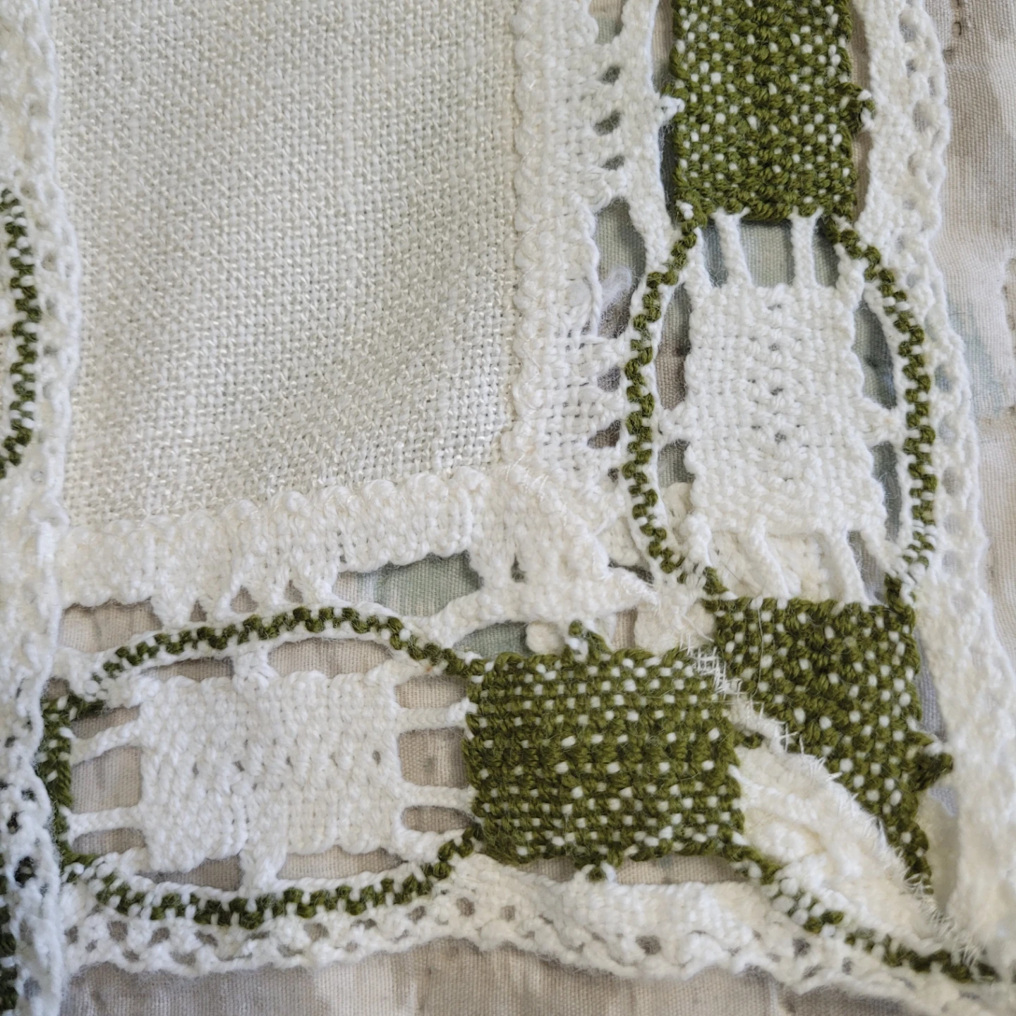 Set of 3 Beautiful Vintage Handmade 15" x 15" Doilies.. - photo 5