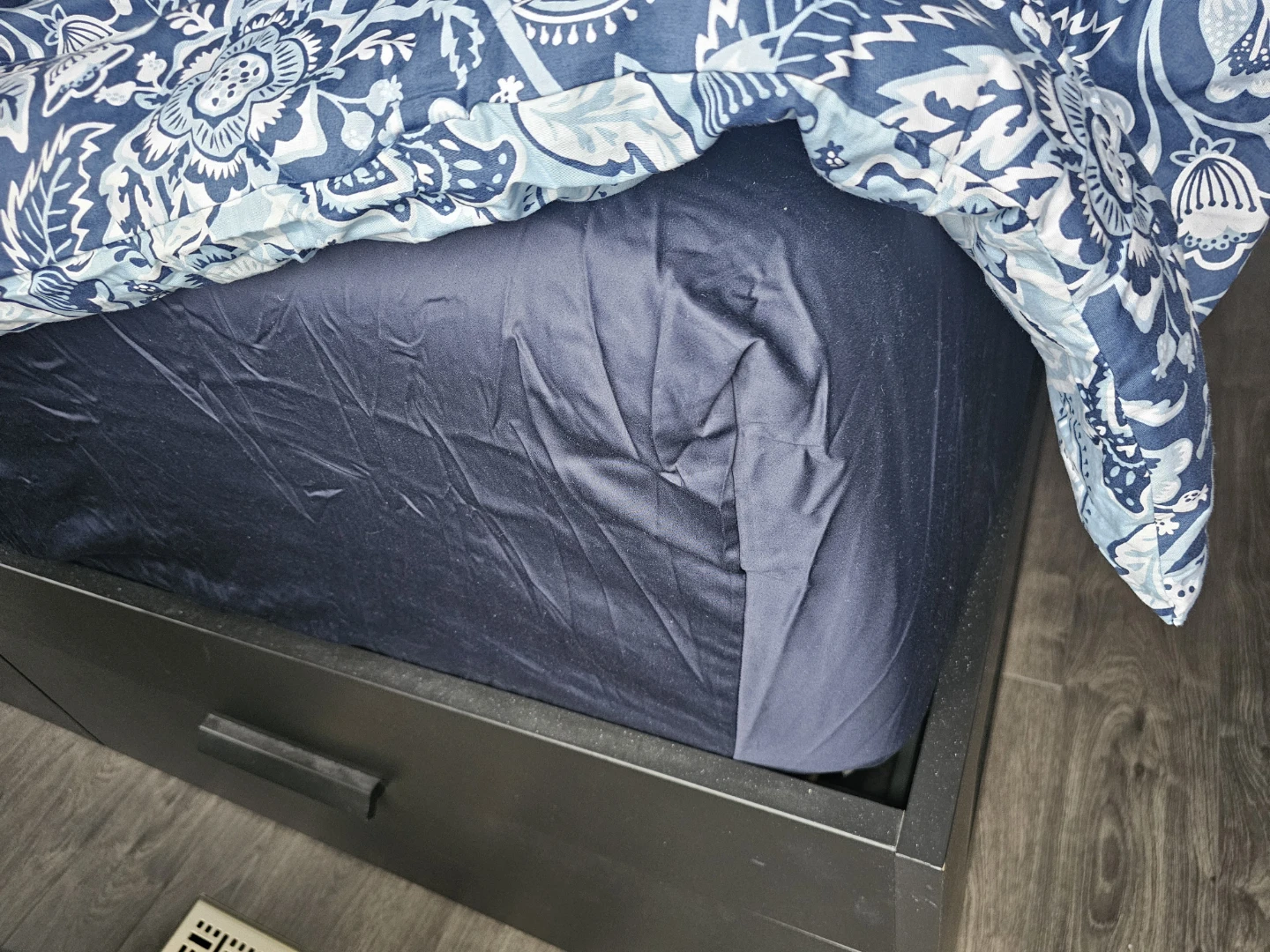 Queen size bed with memory foam mattress - photo 5